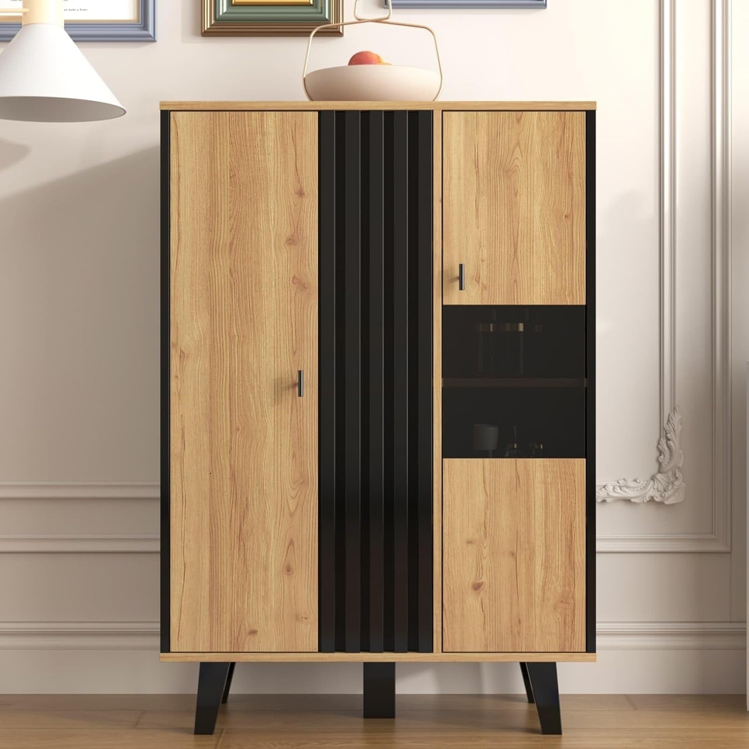 Vitrine multifonction avec quatre etageres, portes vitrees et eclairage LED, finition noir et bois
